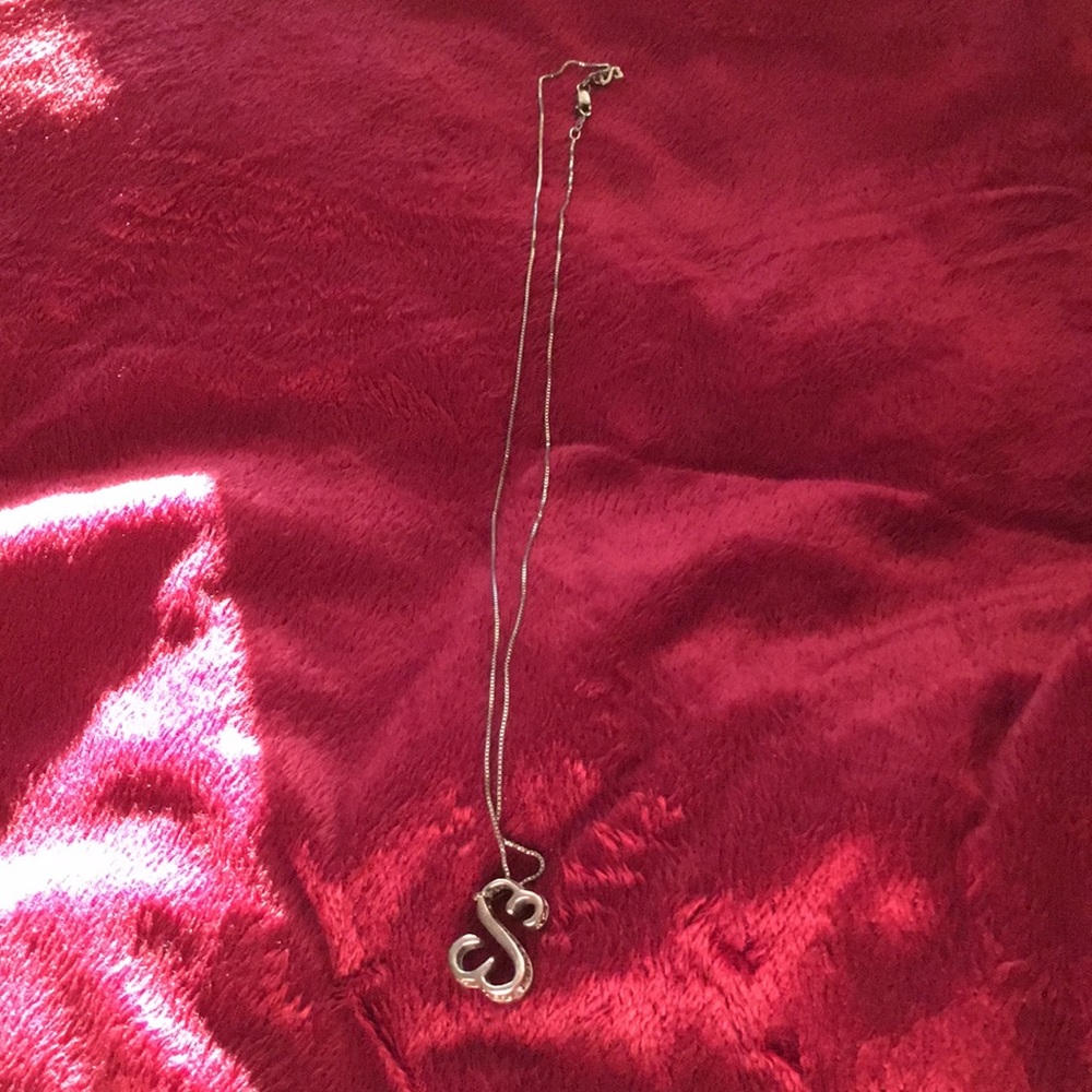 I’m selling a open Heart silver necklace 6 ‘ 1/2